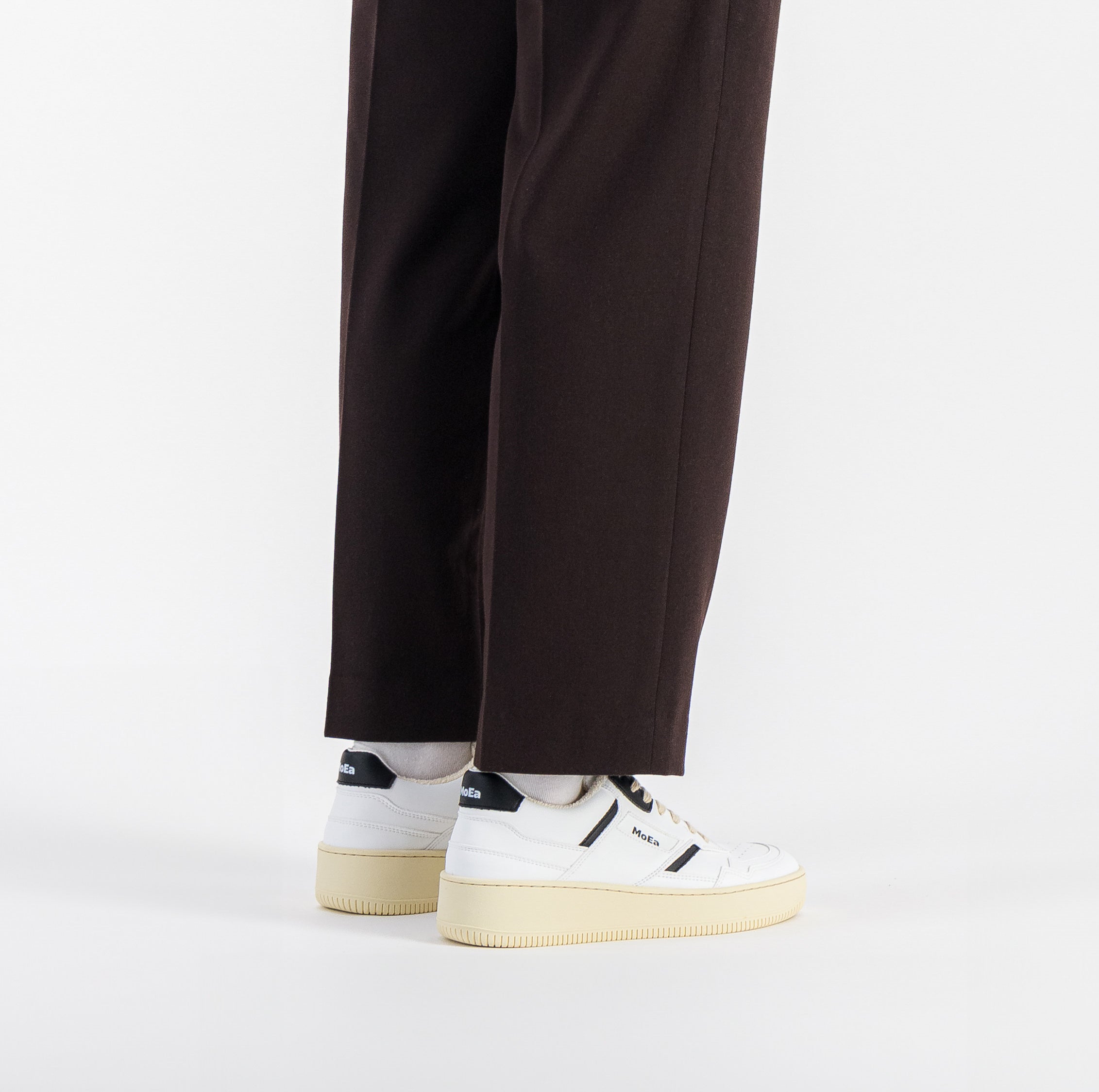 moea-gen1-sneaker-grapes-retro-white-black image 4