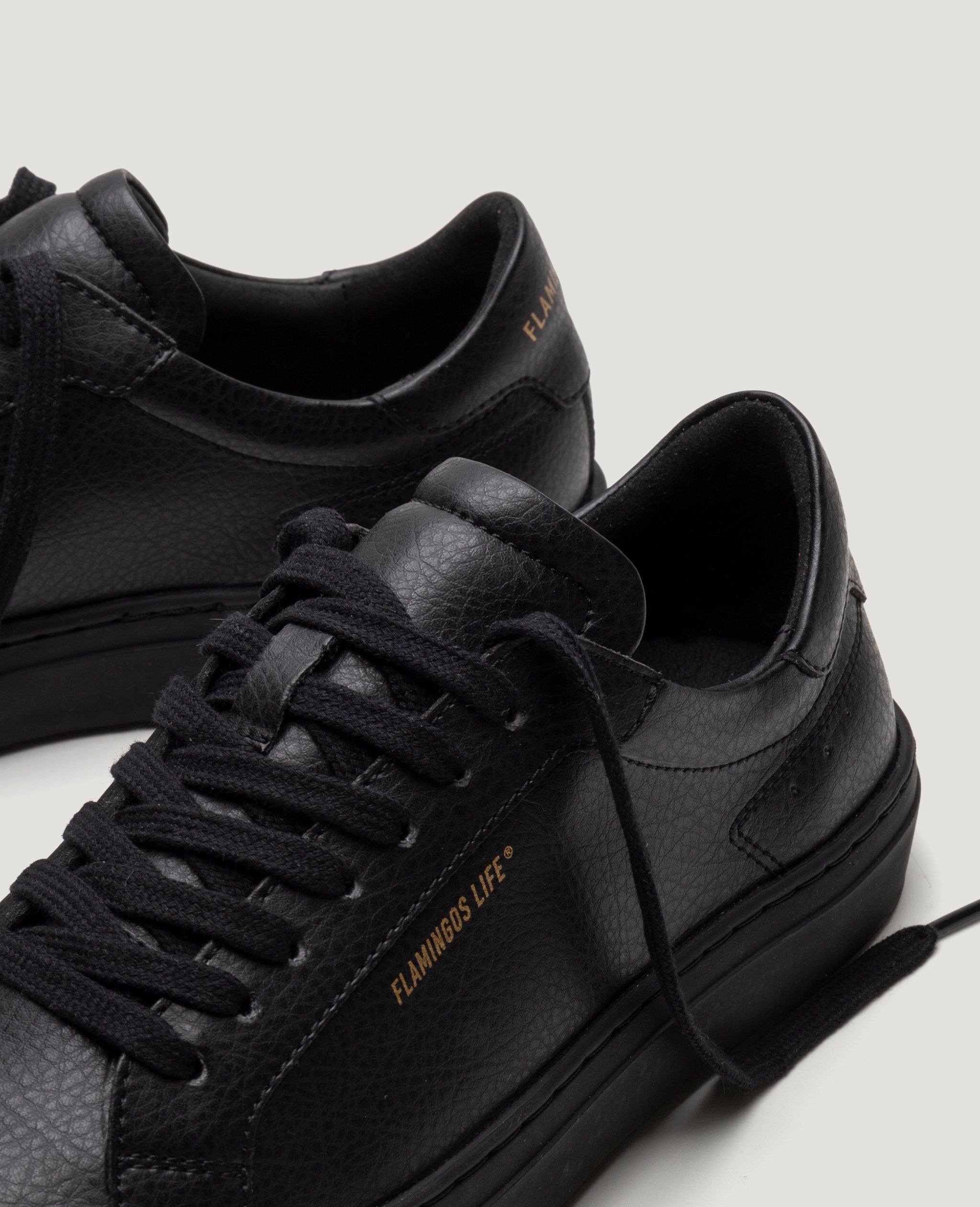 flamingos-life-hampton-court-triple-black-veganer-sneaker-schwarz image 3